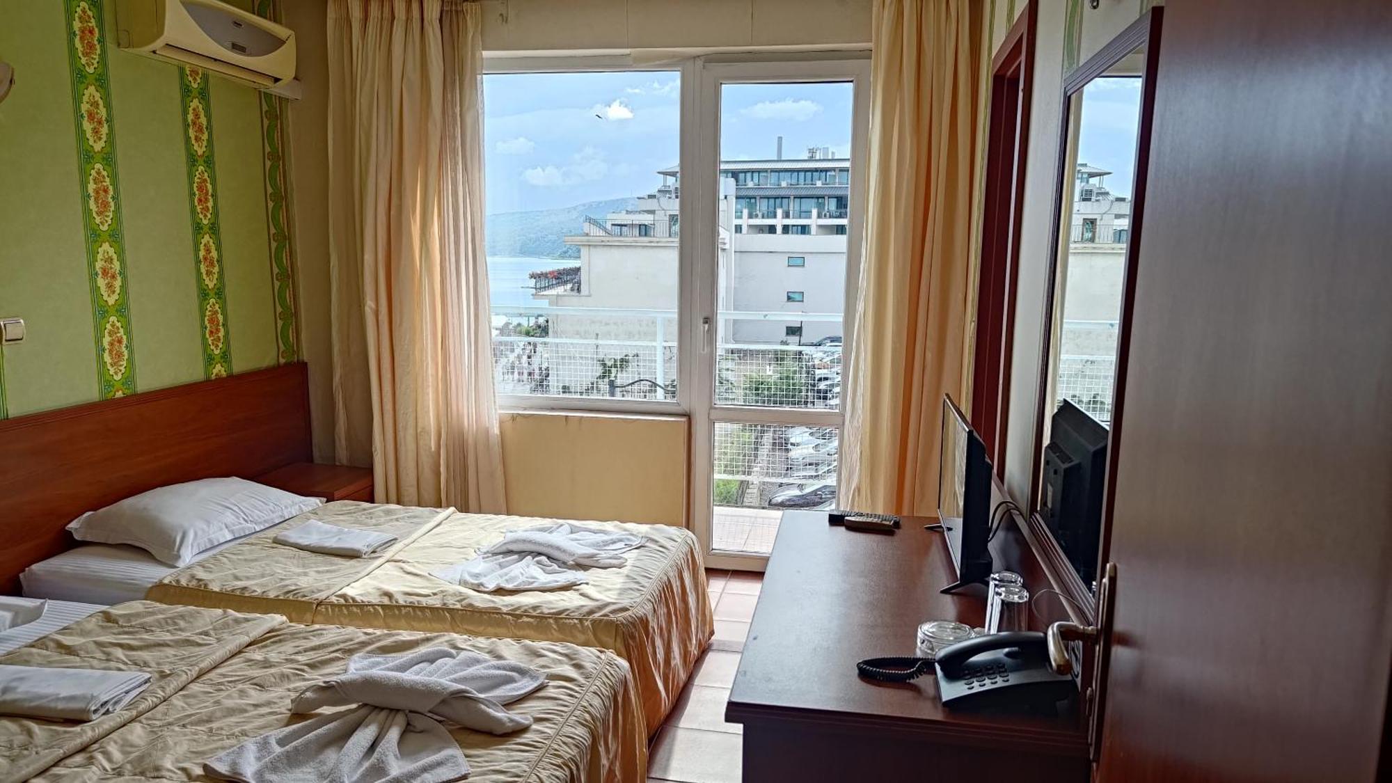 Lotos Hotel Balchik Bagian luar foto